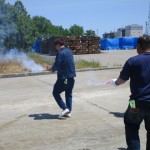 新湊　発煙筒訓練の様子